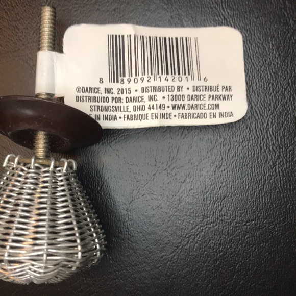 Two drawer knobs - Picture 4 of 5